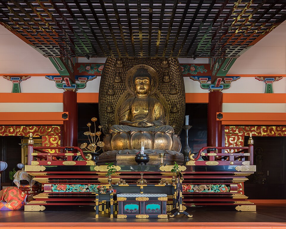 Interior view of the Buddhist temple Amidado with a golden statue of the Buddha seated Kiy — Kyoto, Japan