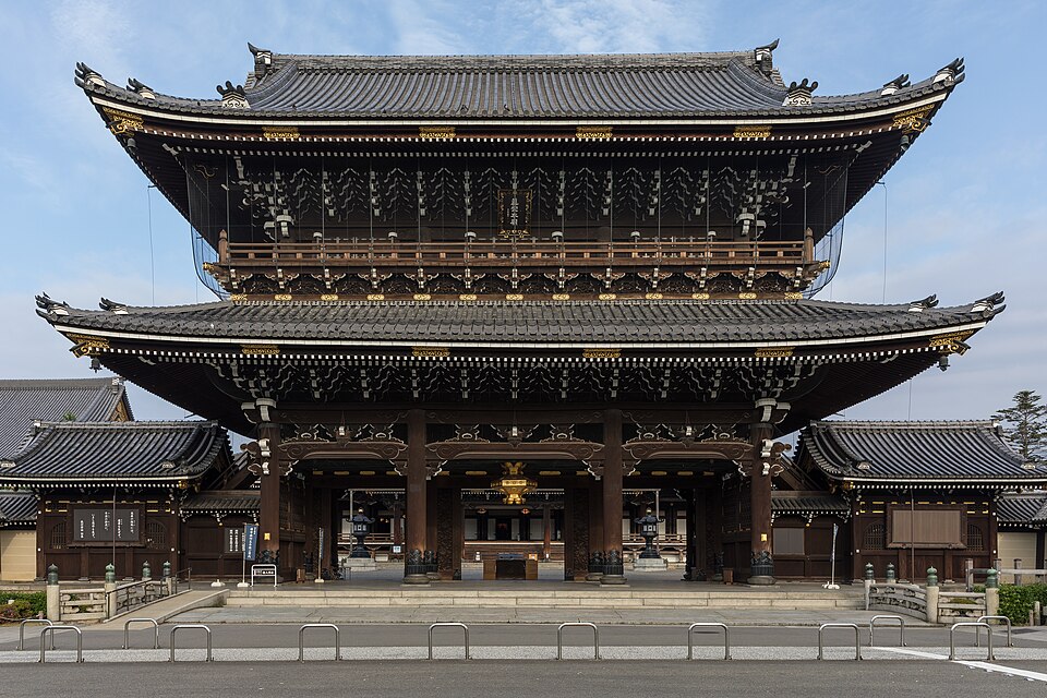 Founder's Hall gate of Higashi-Honganji Temple, Kyoto, Japan — Kyoto, Japan