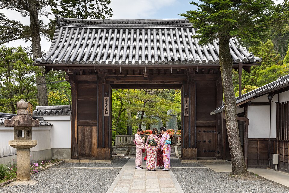 Four ladies wearing a yukata in front of the North Gate of Kiyomizu-dera temple Kyoto Japa — Kyoto, Japan