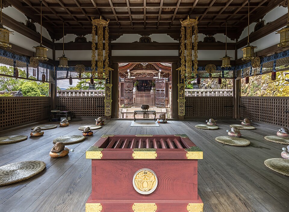 Interior view of the Buddhist temple Hounen Jonin Gobyo with red wooden chest and round st — Kyoto, Japan