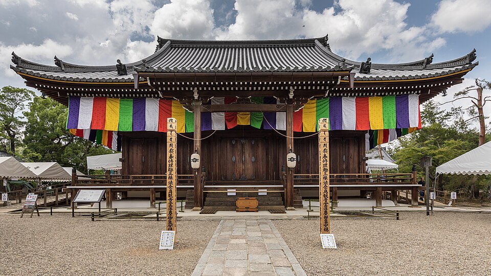 Exterior facade of Kannon Hall Buddhist temple with Goshikimaku Buddhist flags Ninna-ji Ky — Kyoto, Japan