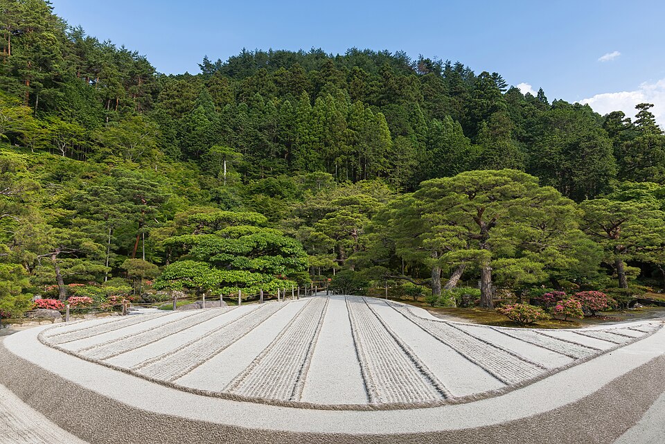 Dry-sand Zen garden made of beige stripes a sunny day at Higashiyama Jisho-ji Buddhist tem — Kyoto, Japan