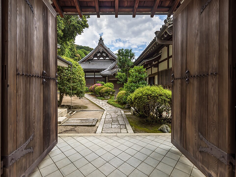 Wooden gate with open double door leading to the garden of Isshinin Buddhist temple in the — Kyoto, Japan