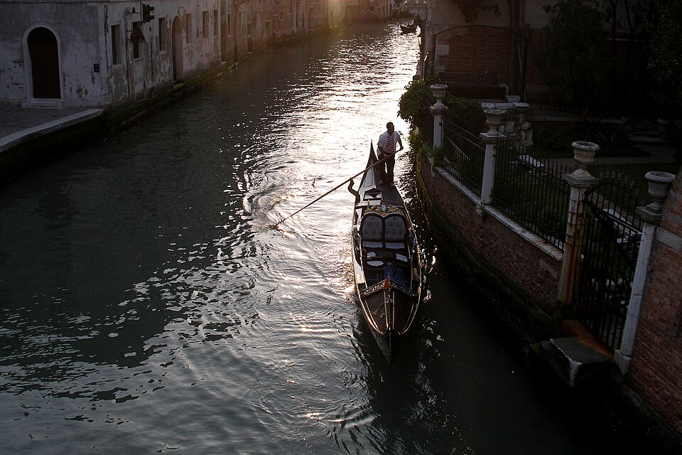 Evening sun in Venice, Gondolier and gondola, Venice, Italy — Venice, Italy
