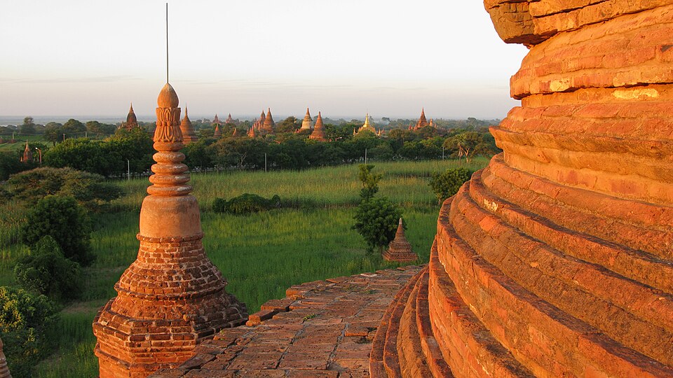 Bagan, Myanmar, Ancient temples in the evening — Bagan, Myanmar