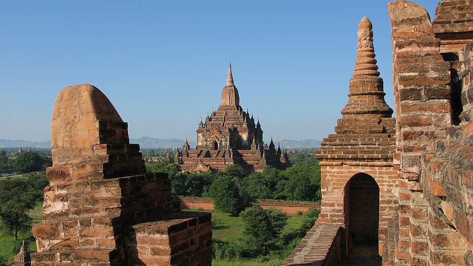 Bagan, Myanmar, Htilominlo Temple and other Buddhist stupas in Bagan plain — Bagan, Myanmar