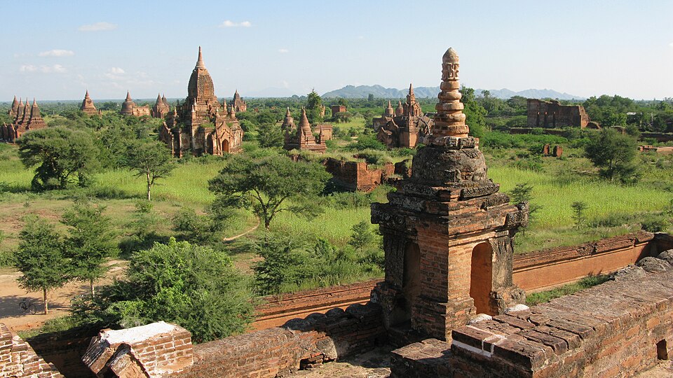 Old Bagan, Myanmar, Countless pagodas and temples in Bagan plains — Bagan, Myanmar