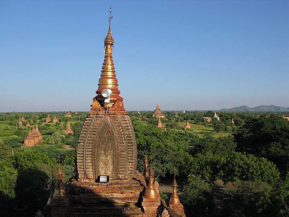Old Bagan, Myanmar, Golden Buddhist spire over Bagan plains, Ancient pagodas and temples — Bagan, Myanmar