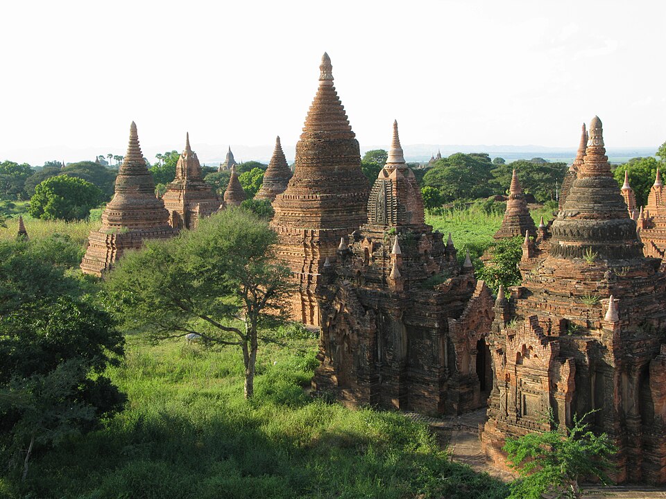 Old Bagan, Myanmar, Ancient Buddhist pagodas and temples in Bagan plains — Bagan, Myanmar